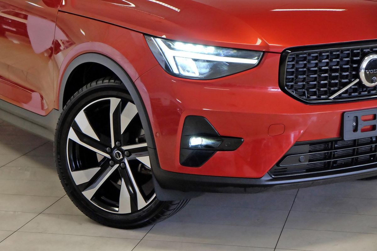 2024 Volvo XC40 Ultimate B4 Dark image 6