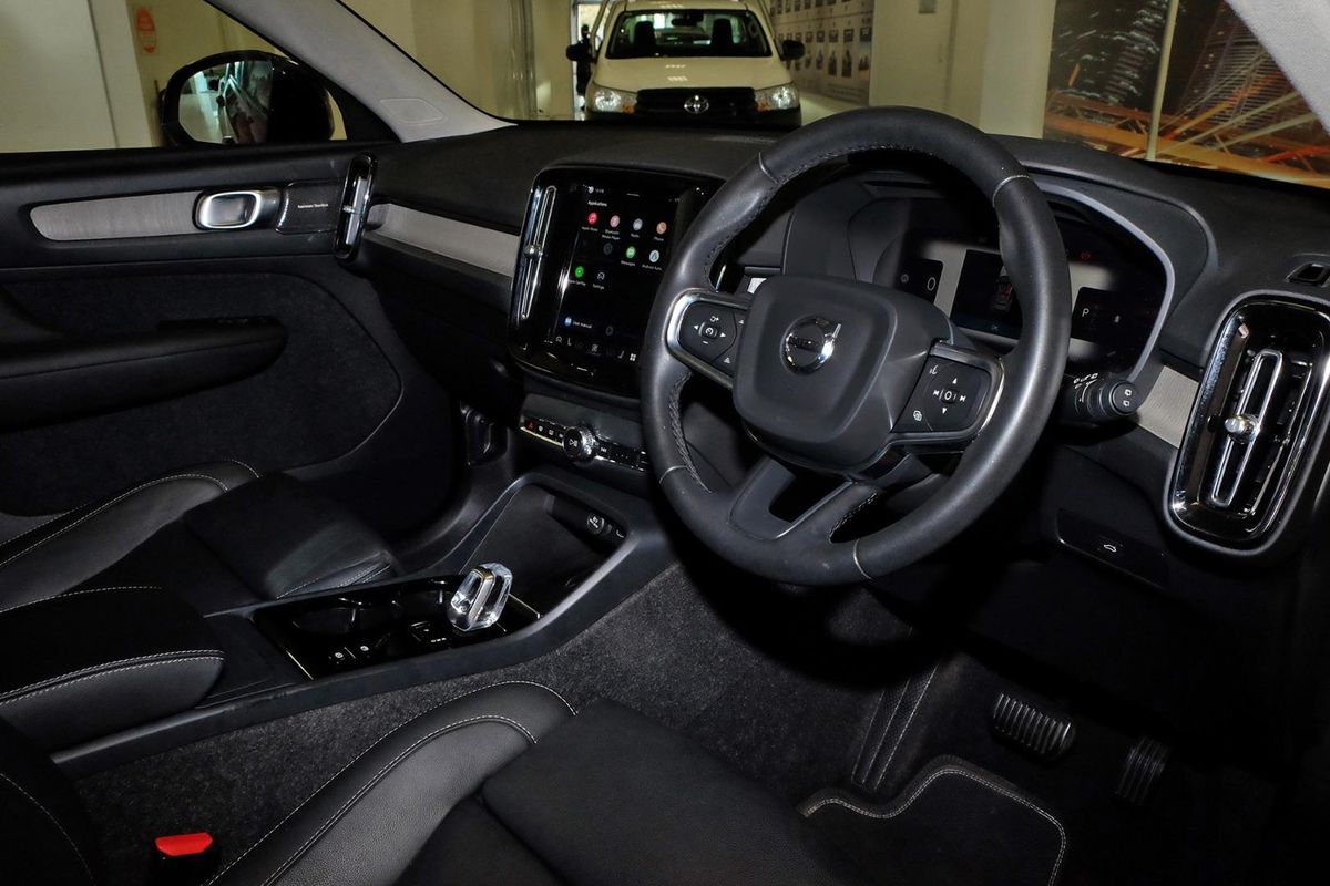 2024 Volvo XC40 Ultimate B4 Dark image 7