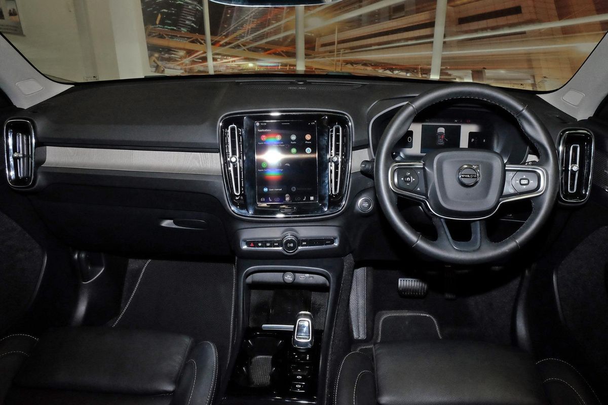 2024 Volvo XC40 Ultimate B4 Dark image 8