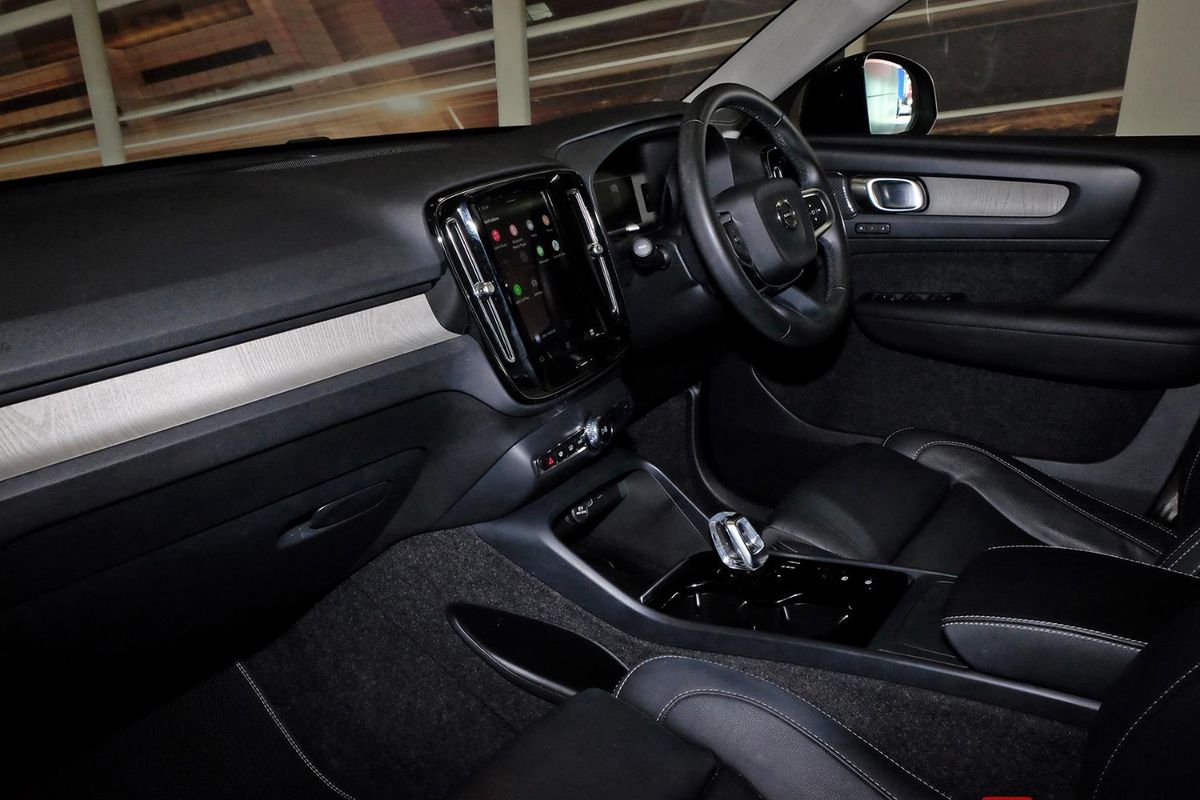 2024 Volvo XC40 Ultimate B4 Dark image 9