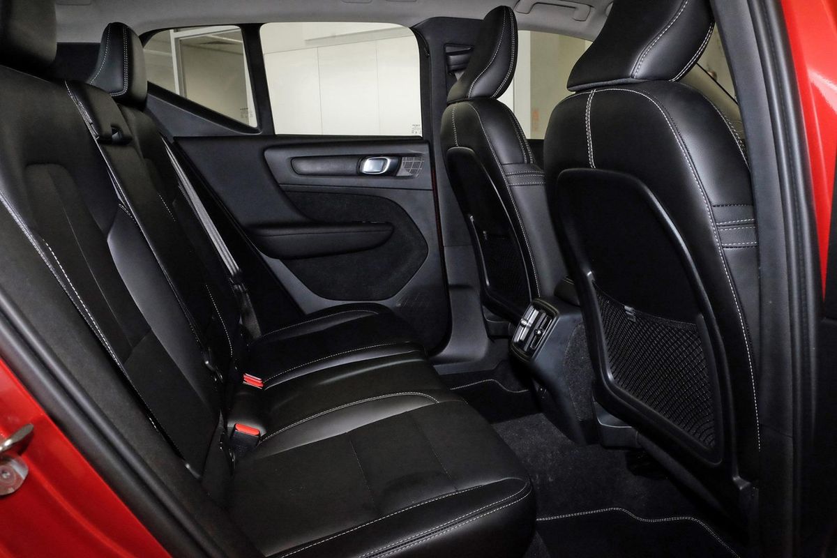 2024 Volvo XC40 Ultimate B4 Dark image 10