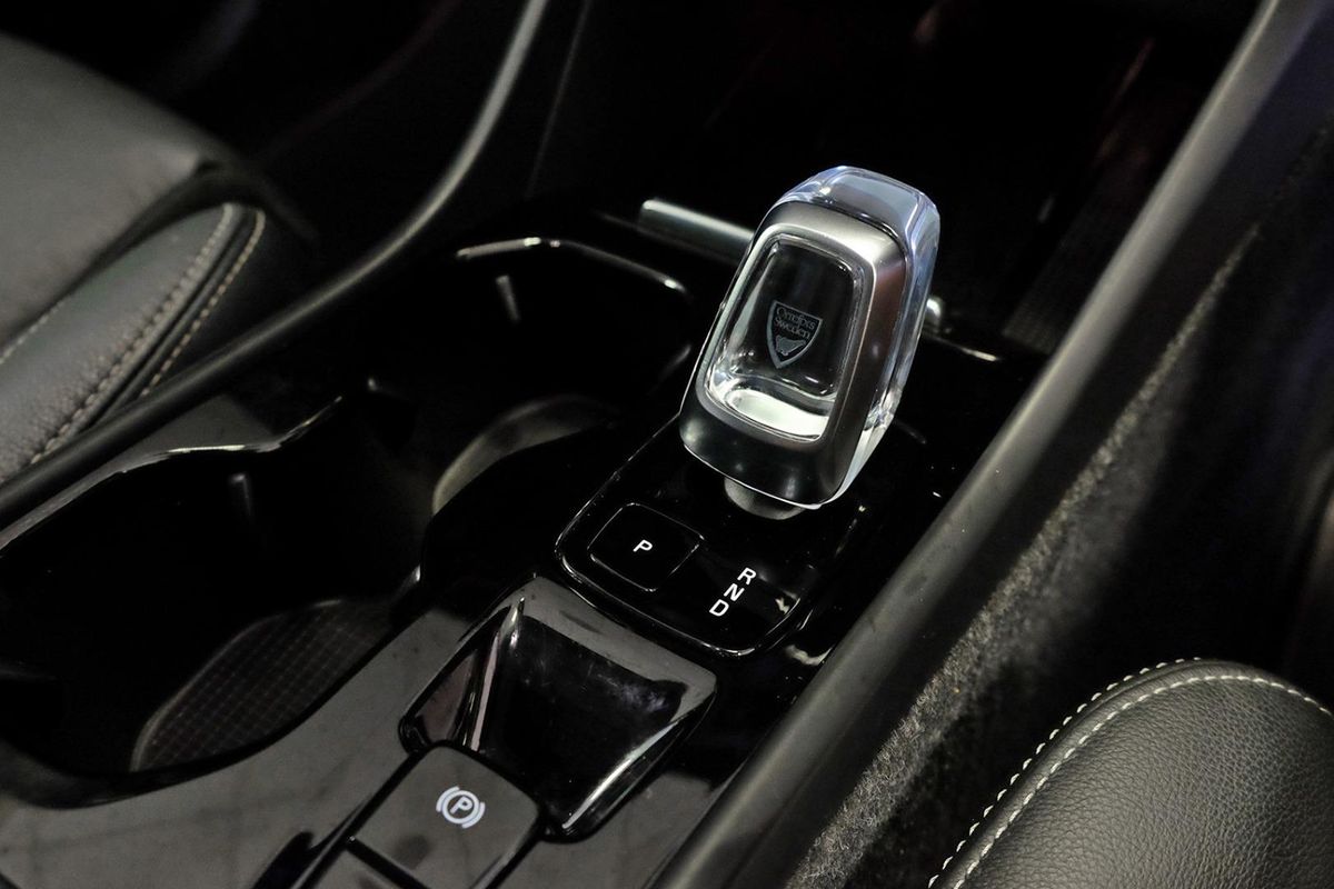 2024 Volvo XC40 Ultimate B4 Dark image 11