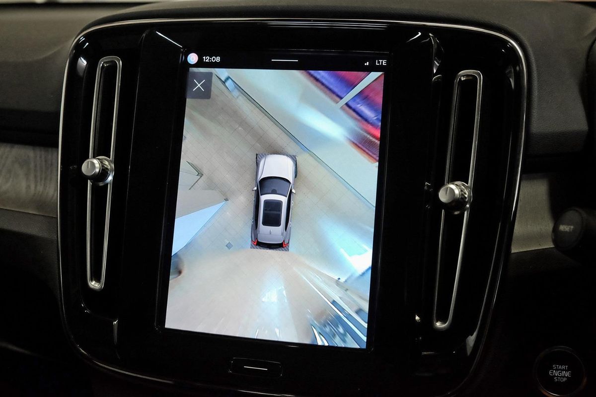 2024 Volvo XC40 Ultimate B4 Dark image 12