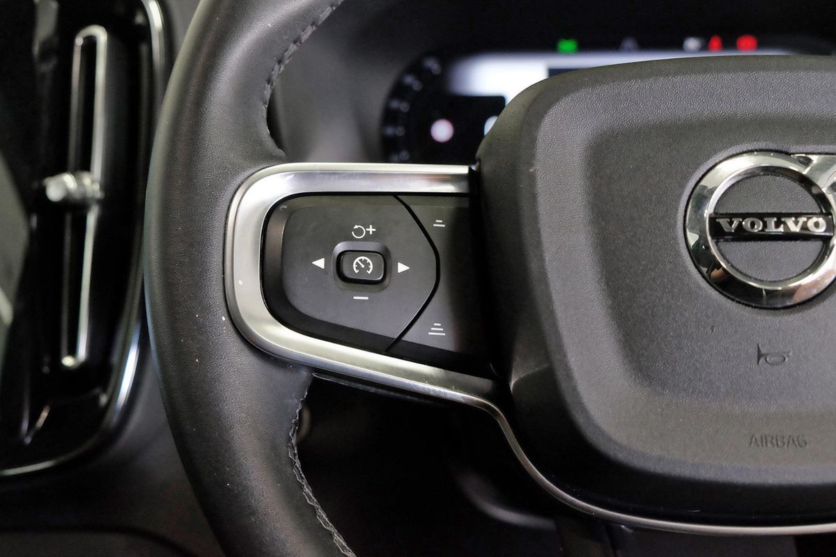 2024 Volvo XC40 Ultimate B4 Dark image 15