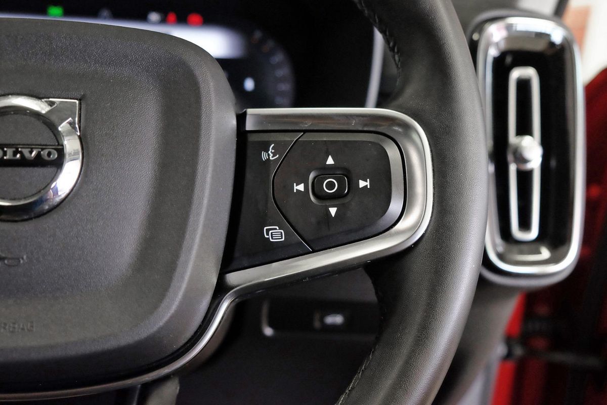 2024 Volvo XC40 Ultimate B4 Dark image 16