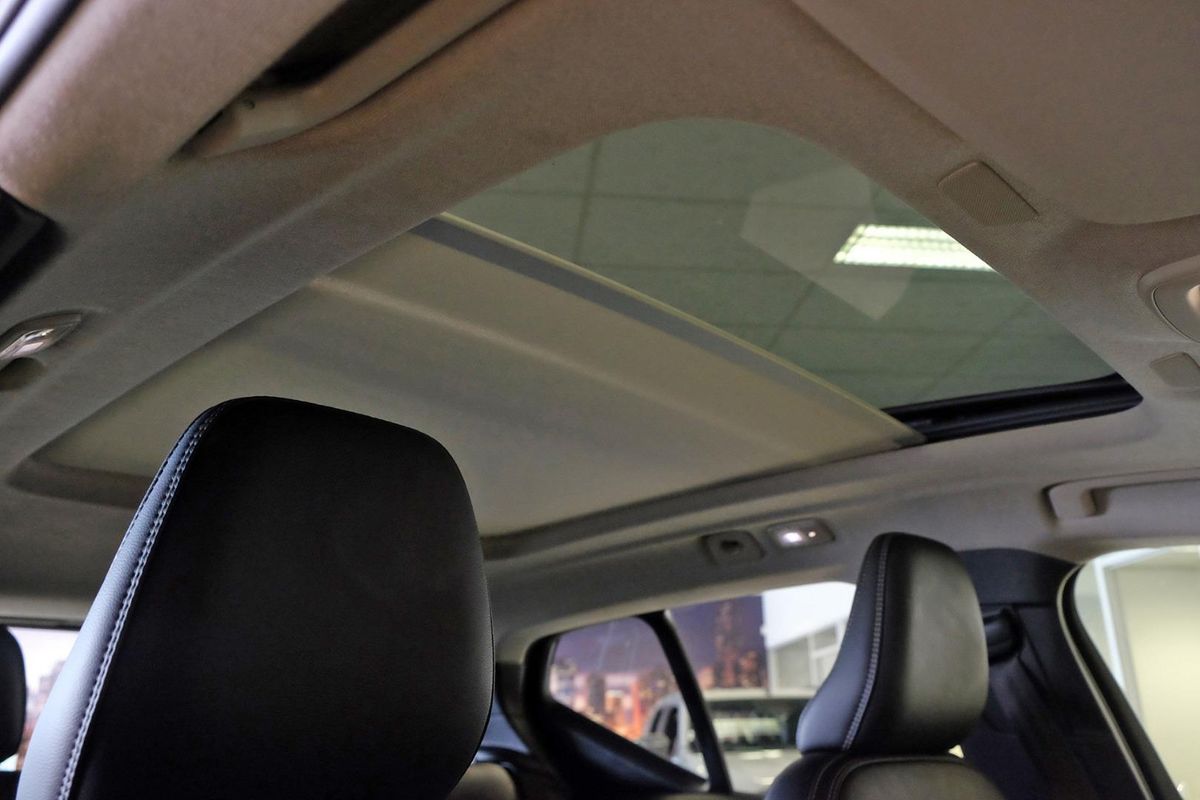 2024 Volvo XC40 Ultimate B4 Dark image 17