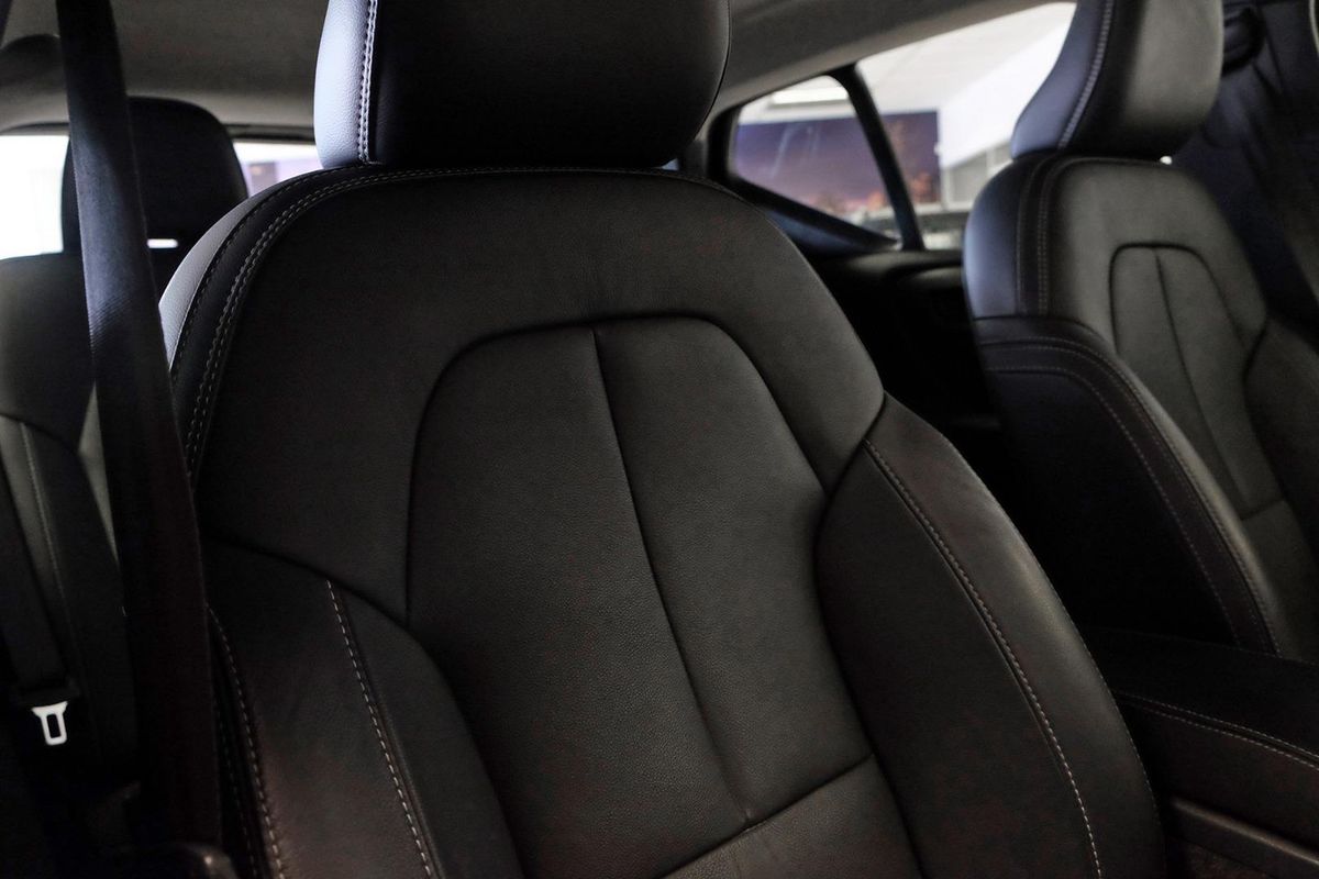 2024 Volvo XC40 Ultimate B4 Dark image 18