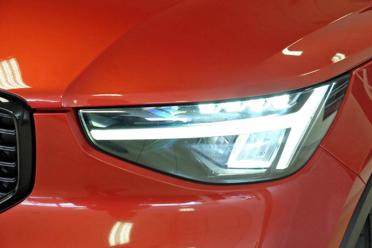 2024 Volvo XC40 Ultimate B4 Dark image 19