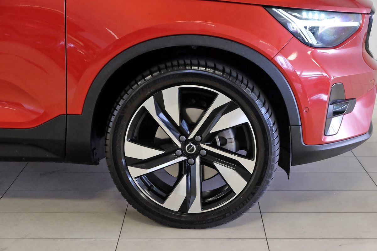 2024 Volvo XC40 Ultimate B4 Dark image 20