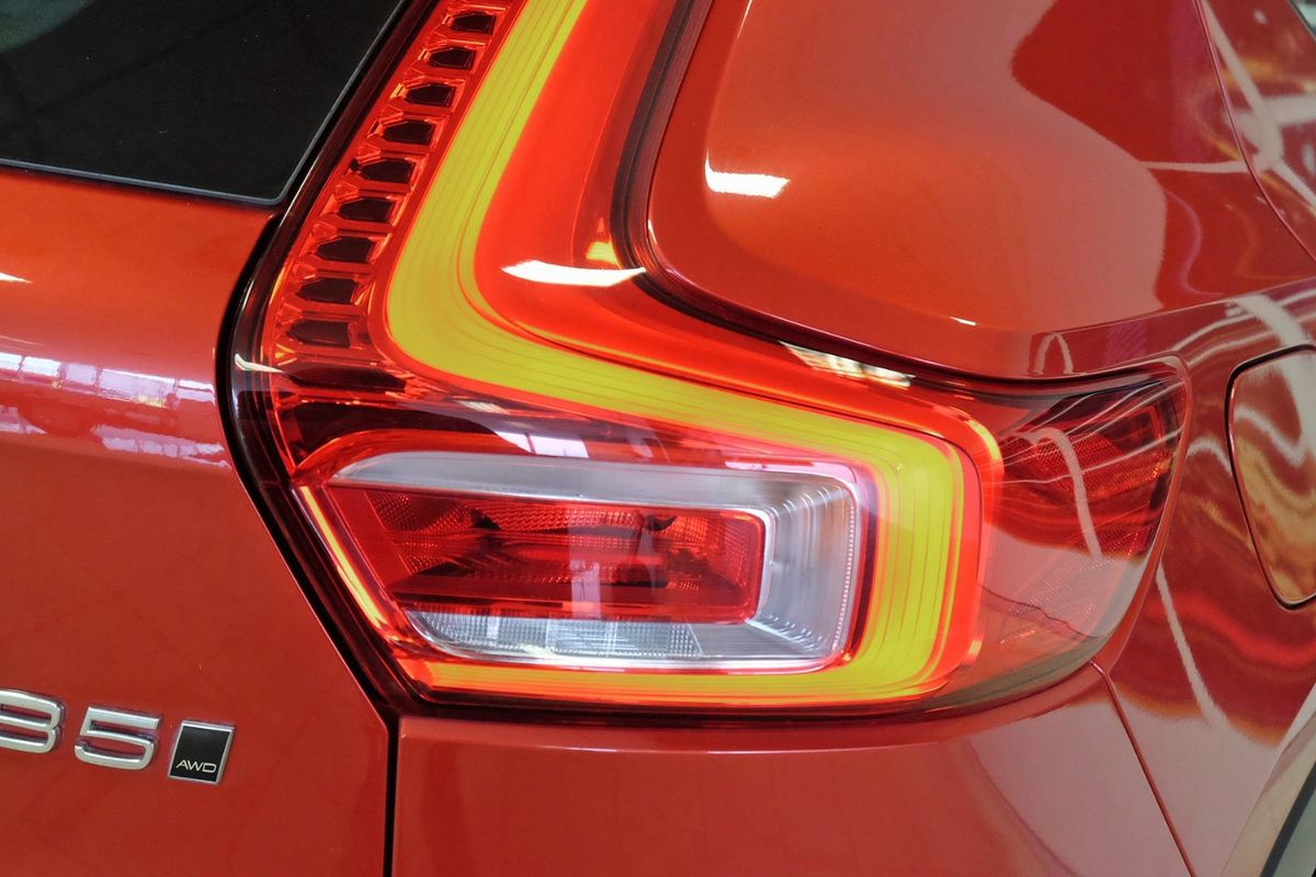 2024 Volvo XC40 Ultimate B4 Dark image 21