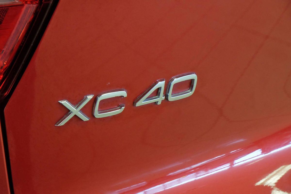2024 Volvo XC40 Ultimate B4 Dark image 23