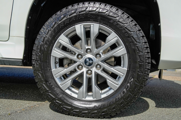 2020 Mitsubishi Pajero Sport GLX QF thumb-4