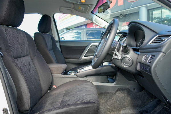 2020 Mitsubishi Pajero Sport GLX QF thumb-9