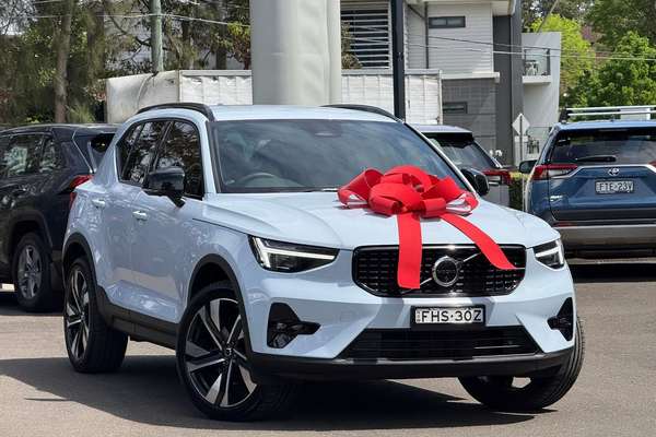 2023 Volvo XC40 Ultimate B4 Dark