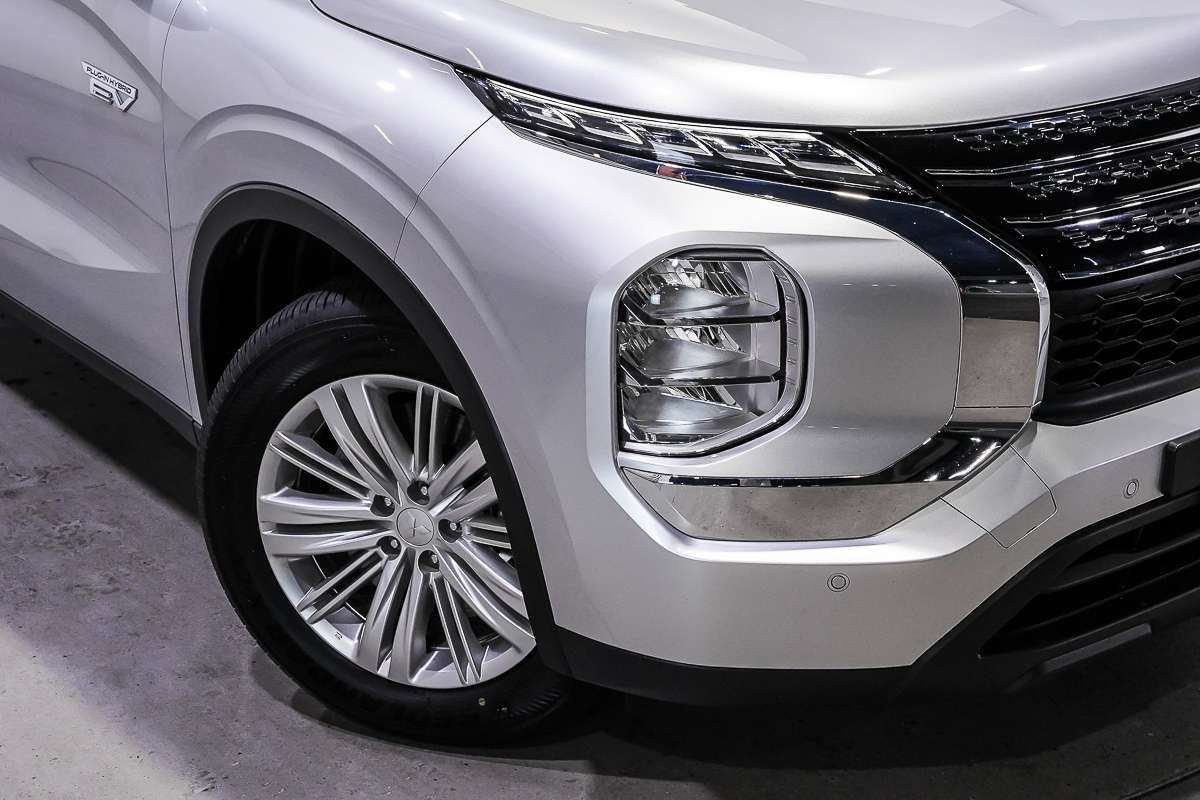 2025 Mitsubishi Outlander PHEV ES ZM