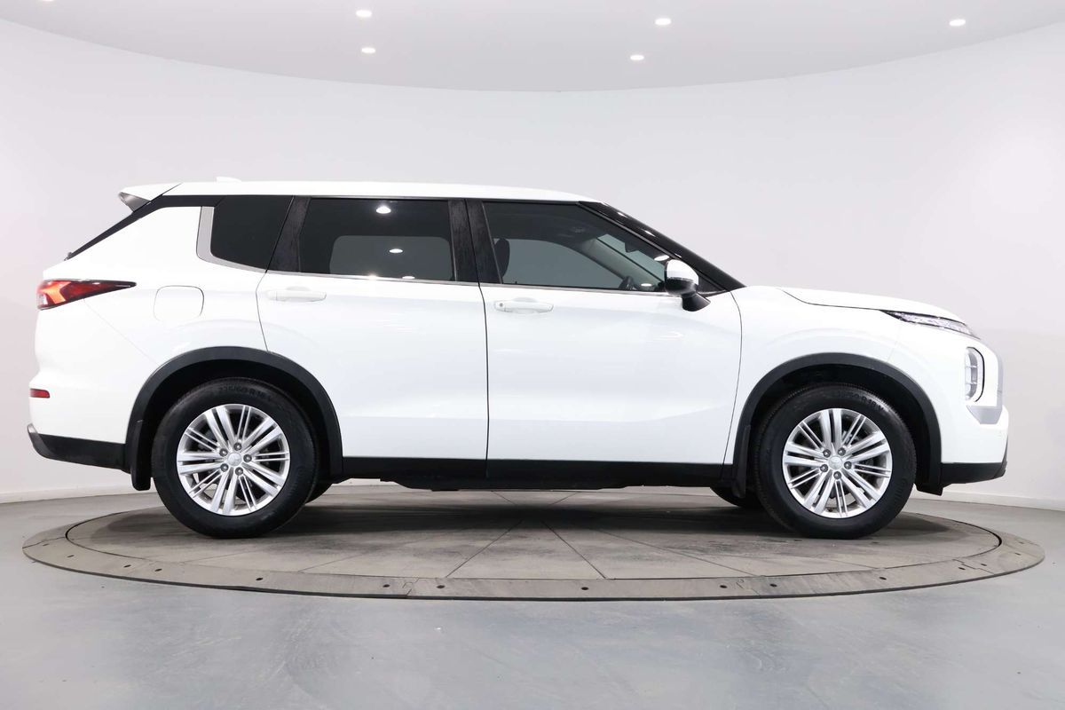 2023 Mitsubishi Outlander ES ZM