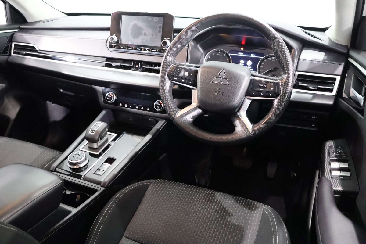 2023 Mitsubishi Outlander ES ZM