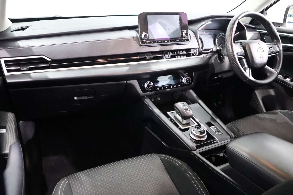 2023 Mitsubishi Outlander ES ZM