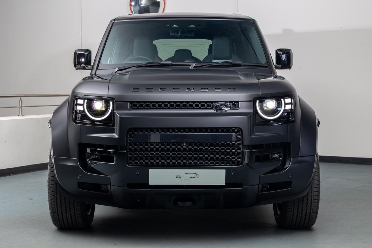 2026 Land Rover Defender 110 P635 OCTA Black L663