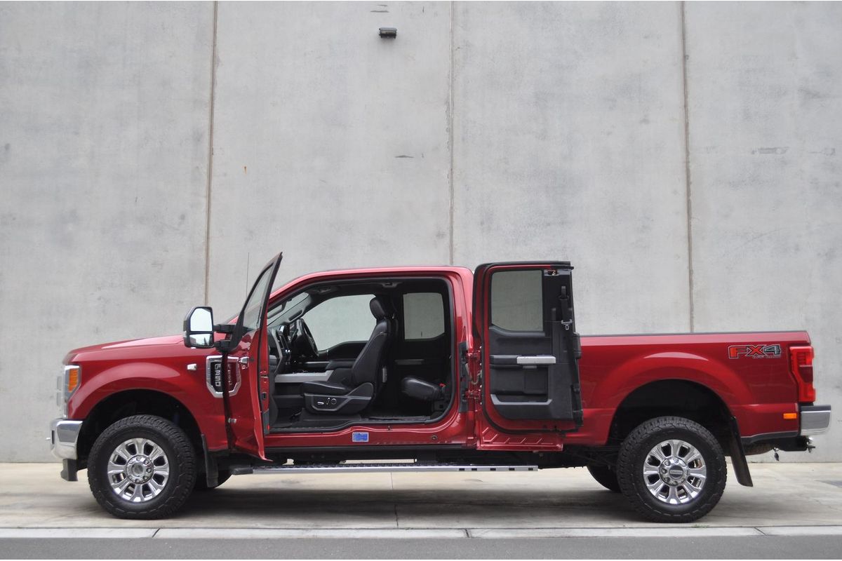 2018 Ford F350 Lariat 4X4 image 6