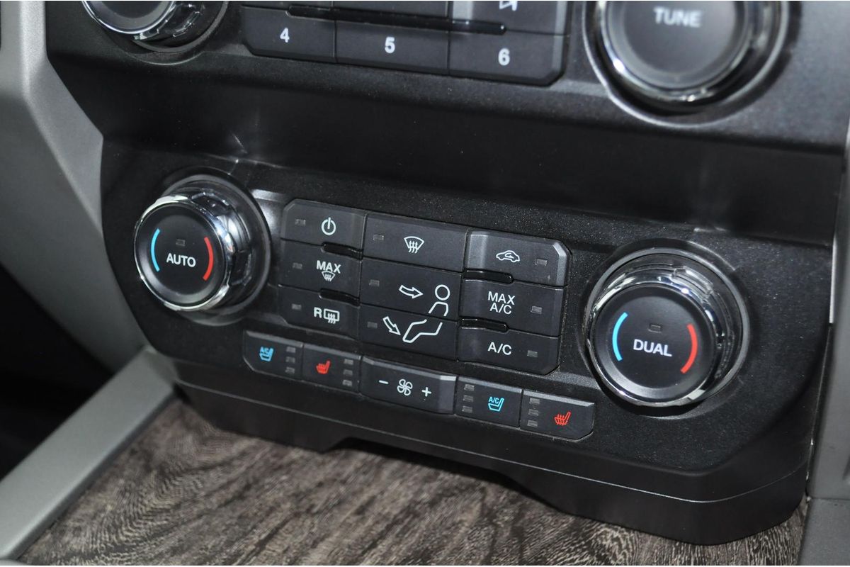 2018 Ford F350 Lariat 4X4 image 24