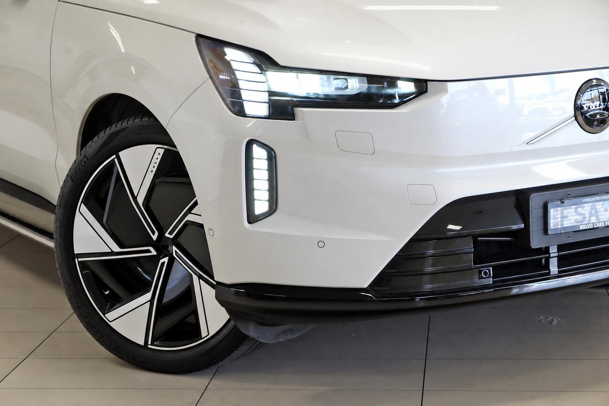 2025 Volvo EX90 Ultra Twin Motor Performance image 3