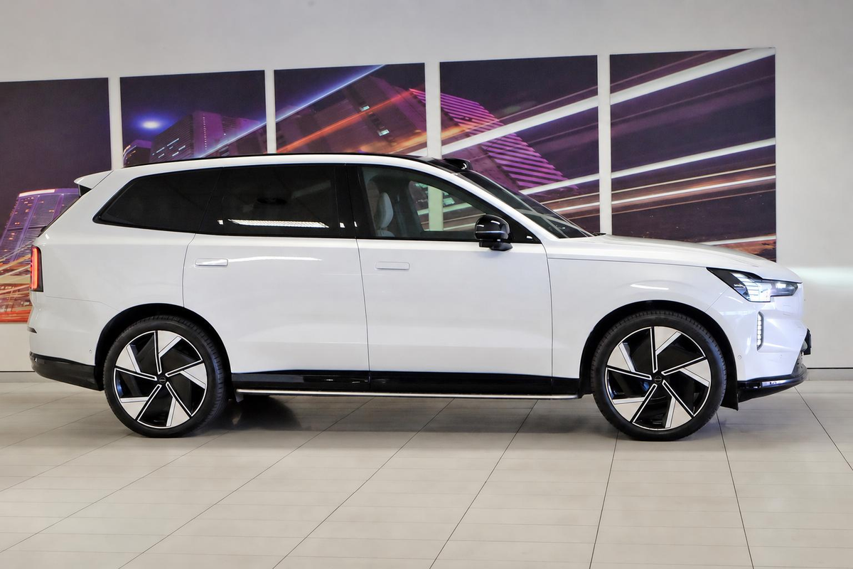 2025 Volvo EX90 Ultra Twin Motor Performance image 5