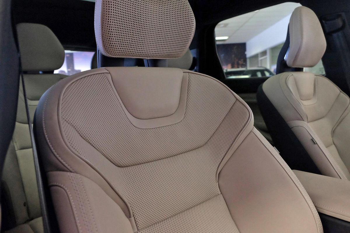 2025 Volvo EX90 Ultra Twin Motor Performance image 11