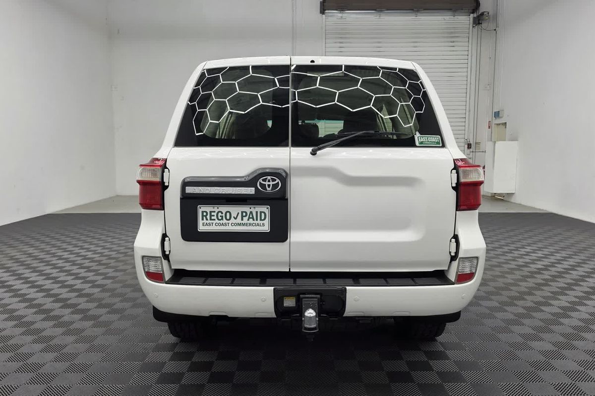2017 Toyota Landcruiser GX VDJ200R image 11