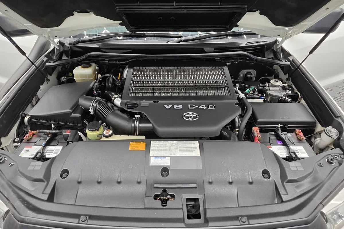 2017 Toyota Landcruiser GX VDJ200R image 16
