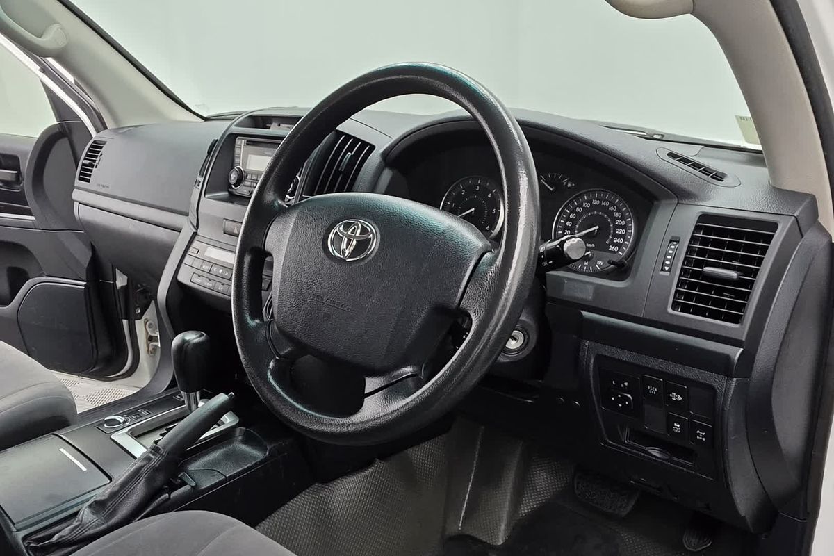 2017 Toyota Landcruiser GX VDJ200R image 17