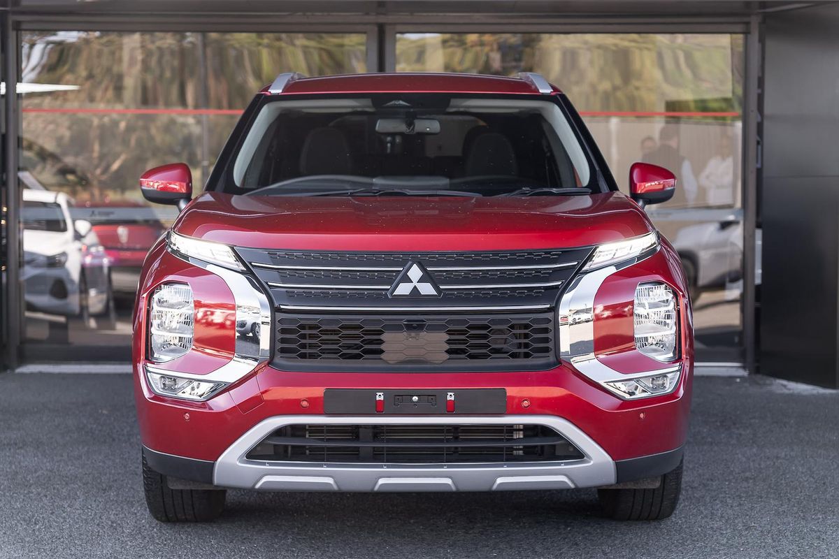 2024 Mitsubishi Outlander LS ZM