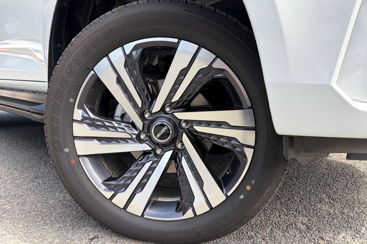 2026 Isuzu MU-X LS-T
