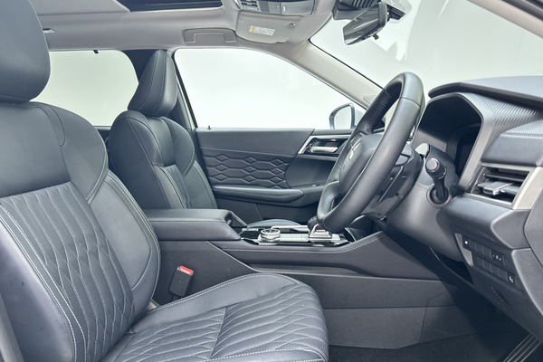 2025 Mitsubishi Outlander Exceed ZM thumb-12