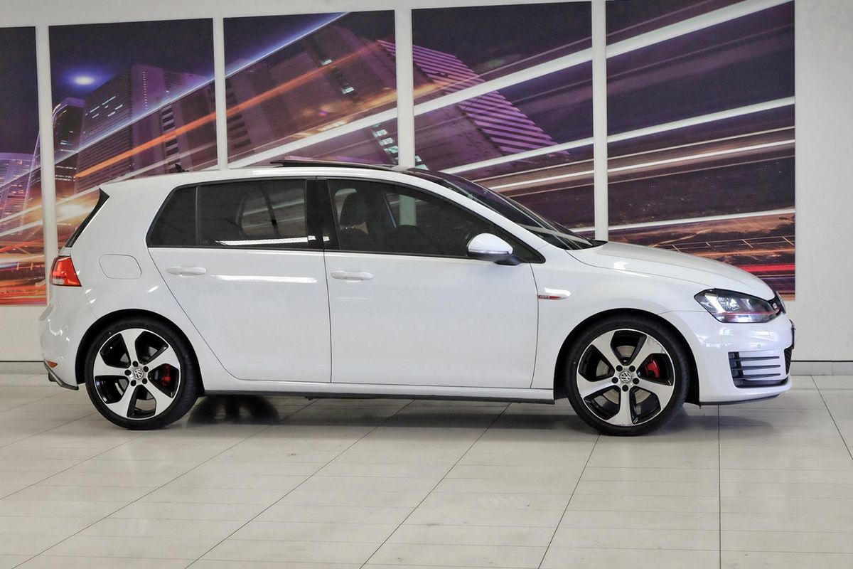 2015 Volkswagen Golf GTI 7 image 3