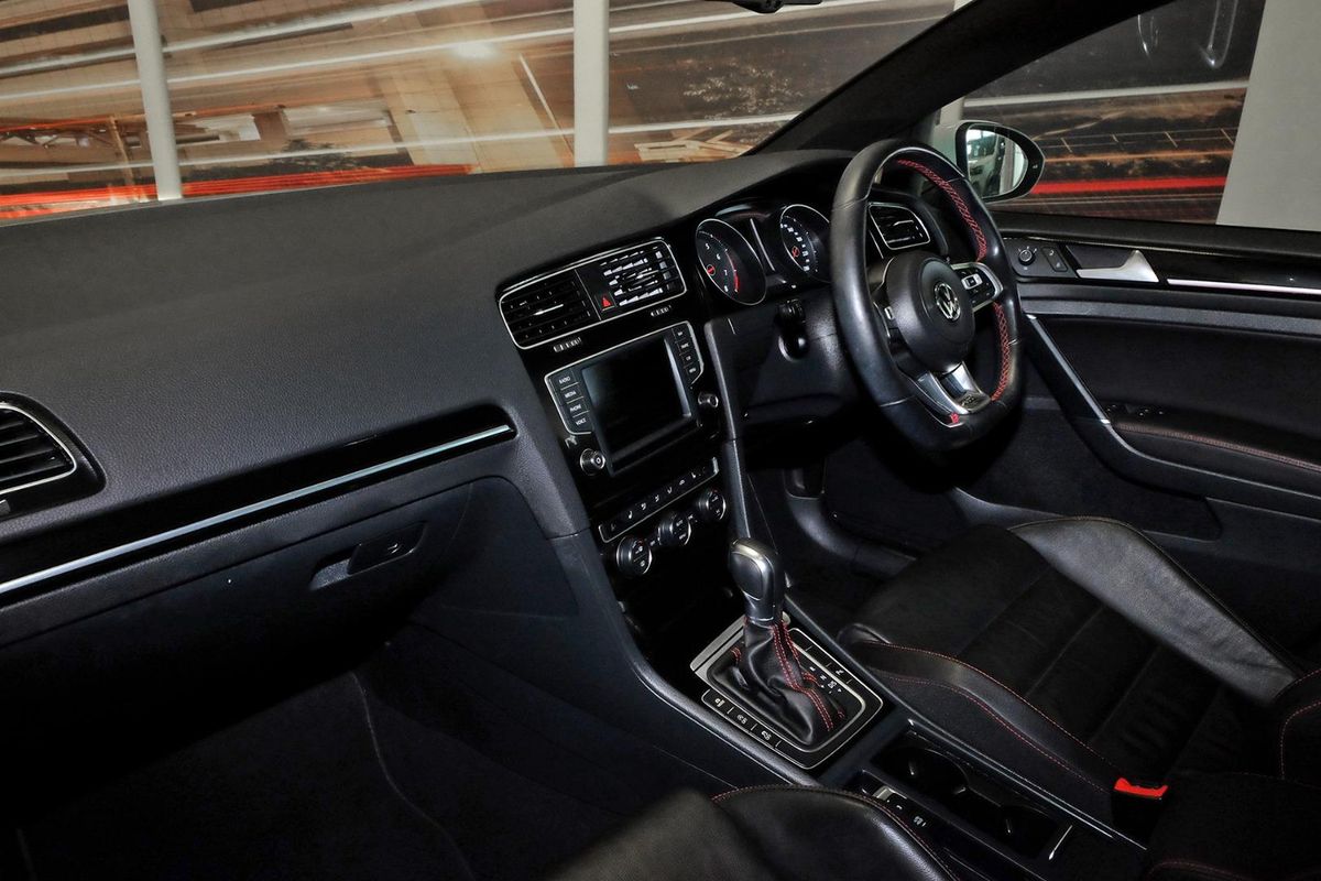 2015 Volkswagen Golf GTI 7 image 9