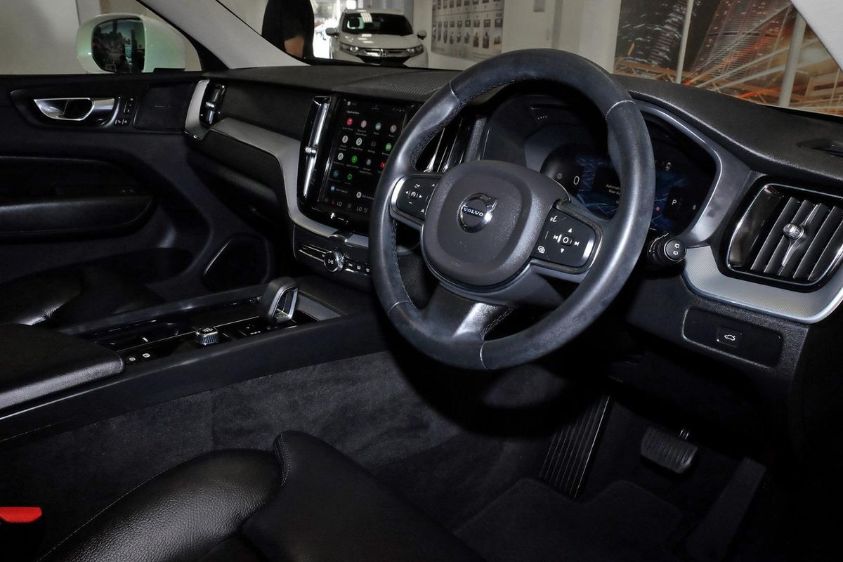 2022 Volvo XC60 Plus B5 image 7