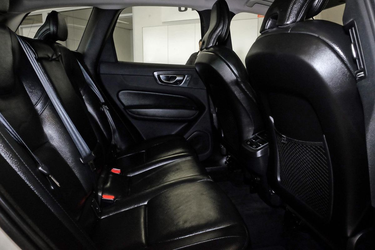 2022 Volvo XC60 Plus B5 image 8