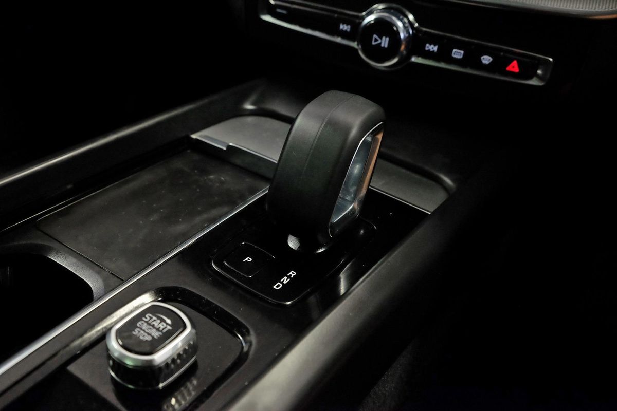 2022 Volvo XC60 Plus B5 image 9