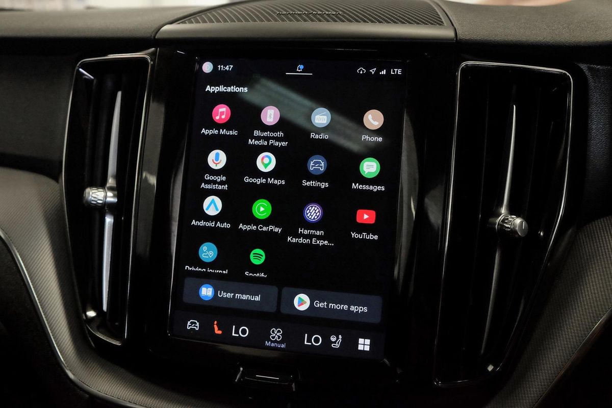 2022 Volvo XC60 Plus B5 image 11