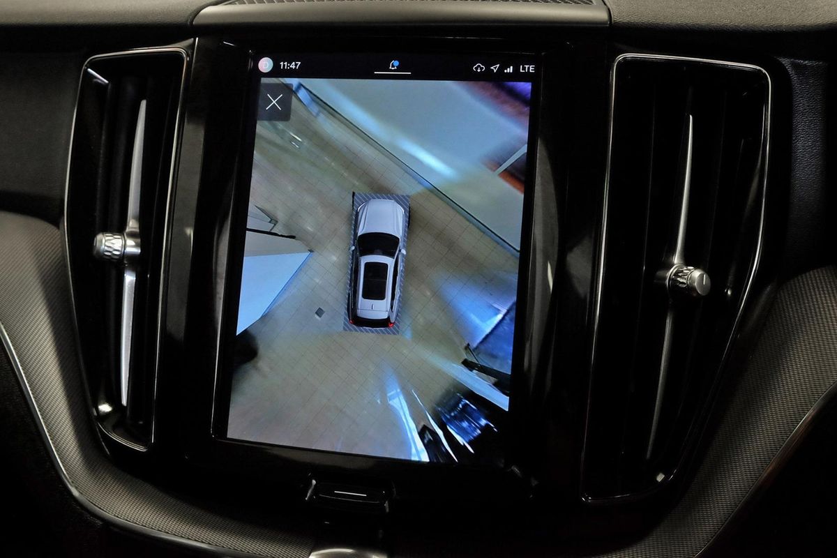 2022 Volvo XC60 Plus B5 image 12