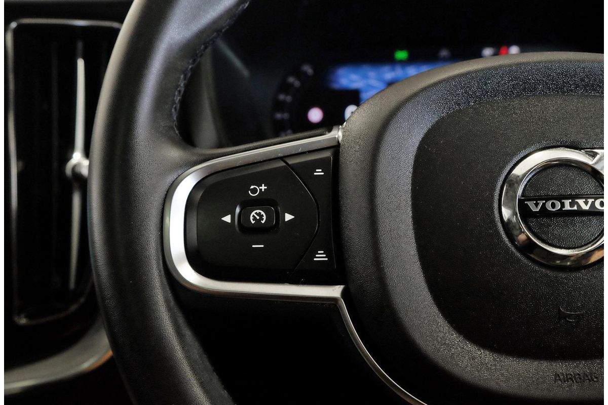 2022 Volvo XC60 Plus B5 image 14