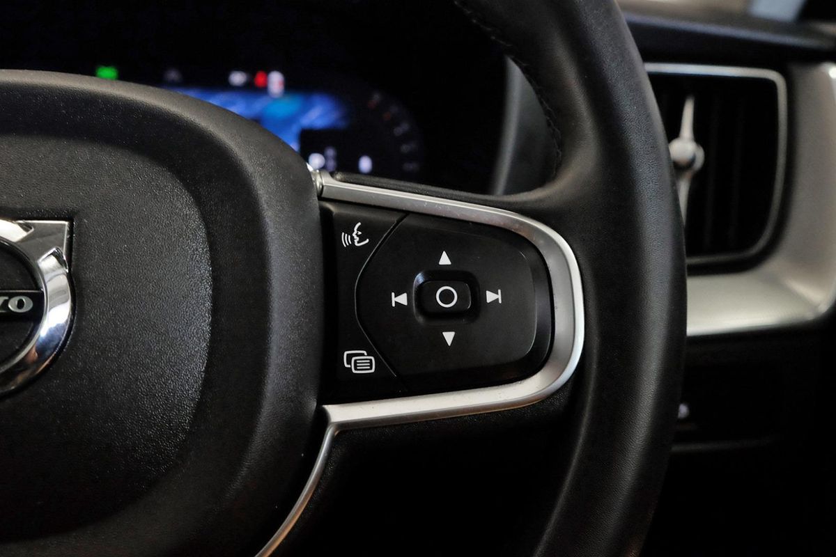 2022 Volvo XC60 Plus B5 image 15