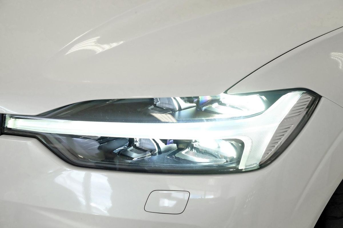 2022 Volvo XC60 Plus B5 image 17