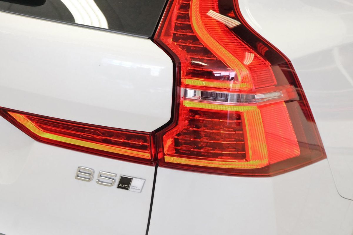 2022 Volvo XC60 Plus B5 image 19