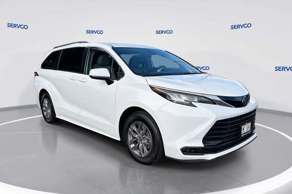 2022 Toyota SIENNA LE