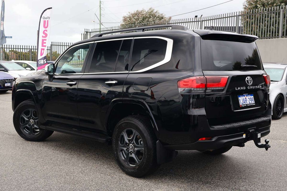 2023 Toyota Landcruiser Sahara FJA300R