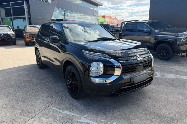 2023 Mitsubishi Outlander LS Black Edition ZM