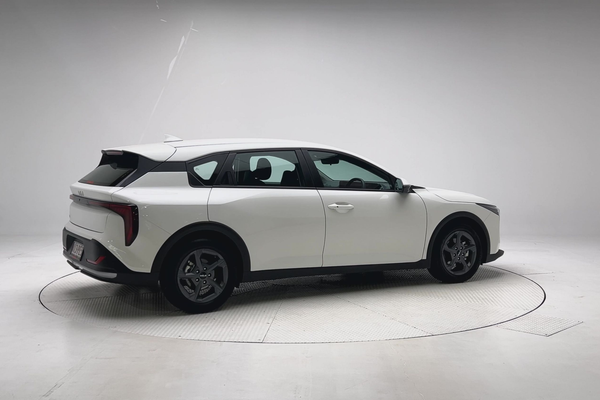 2025 Kia K4 S CL4m thumb-2