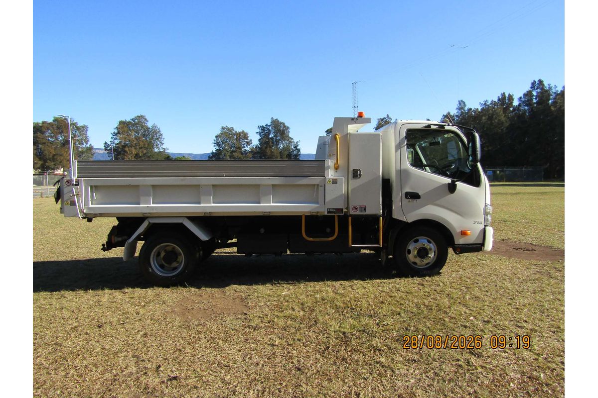 2015 Hino 300 Series 716 MEDIUM TIPPER XZU710R image 15